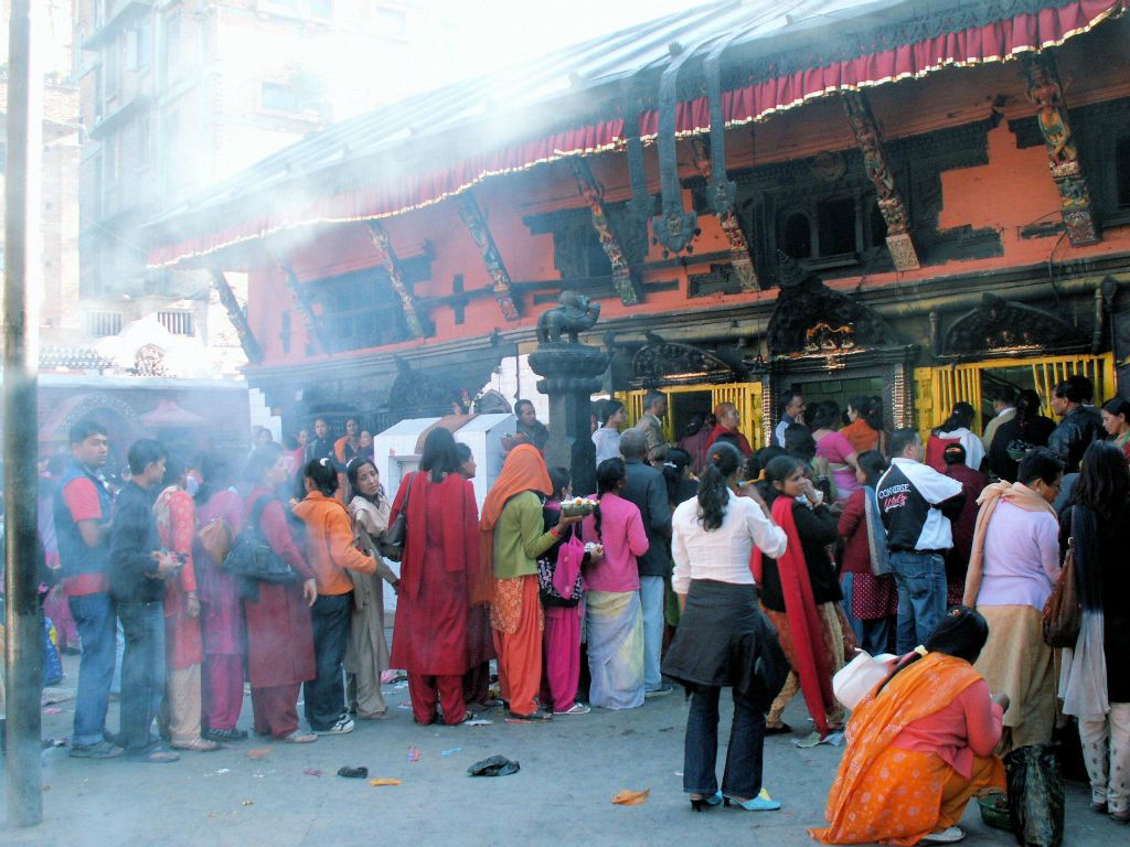 NEPAL - KATHMANDU (PATAN) - de drukte in de buurt van de Kumbeshwar Mandir tempel