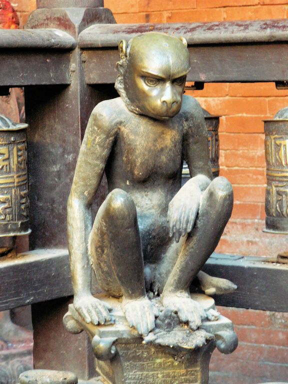 NEPAL - KATHMANDU (PATAN) - een beeld bij de gouden tempel