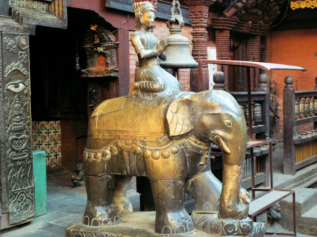 NEPAL - KATHMANDU (PATAN) - een beeld bij de gouden tempel