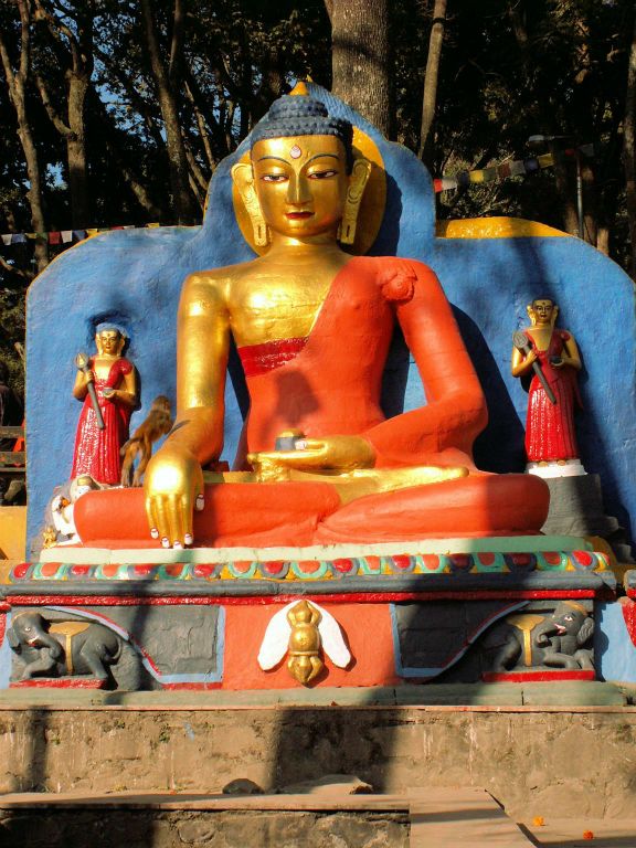NEPAL - KATHMANDU - een boeddha beeld bij de ingang van de Swayambhunath stoepa