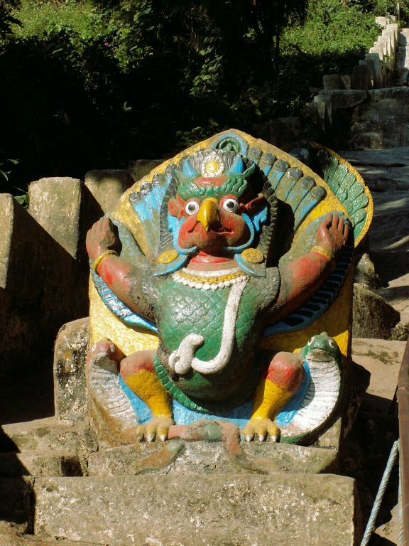 NEPAL - KATHMANDU - een beeld bij de trap van de Swayambhunath stoepa