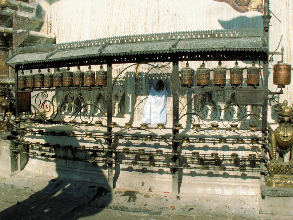 NEPAL - KATHMANDU - enkele gebedsmolens bij de Swayambhunath stoepa