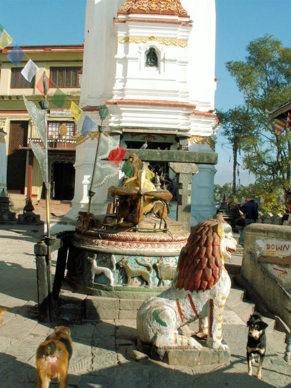 NEPAL - KATHMANDU - een grote symbolische bliksemflits (vajra) bij de Swayambhunath stoepa