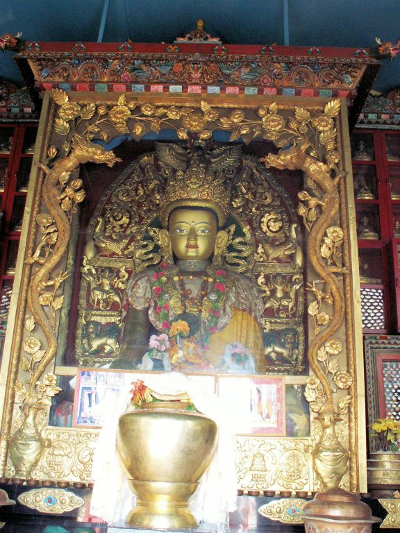NEPAL - KATHMANDU - een boeddha beeld in een tempel bij de Swayambhunath stoepa