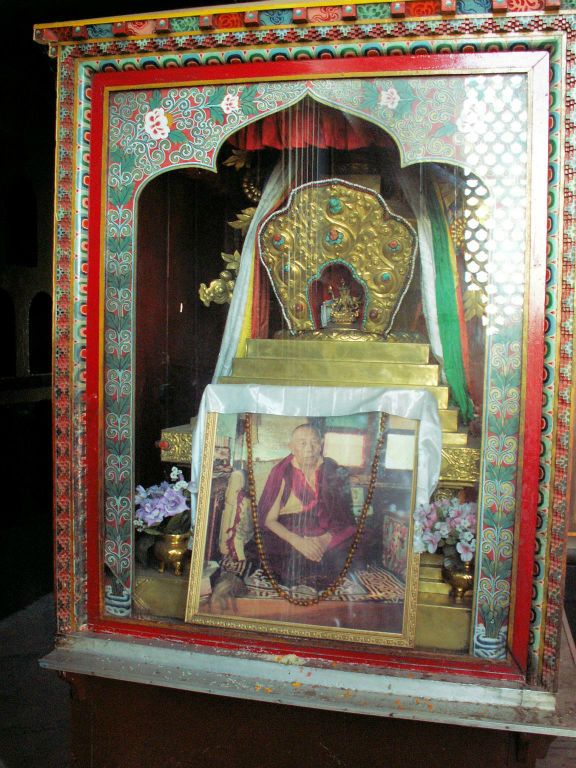 NEPAL - KATHMANDU - een foto van een heilige in een tempel bij de Swayambhunath stoepa