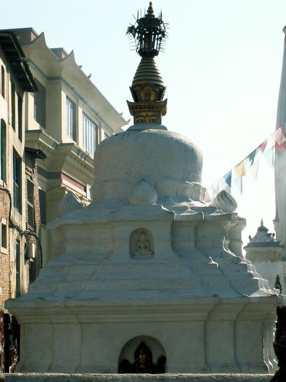 NEPAL - KATHMANDU - een kleine stoepa bij de Swayambhunath stoepa