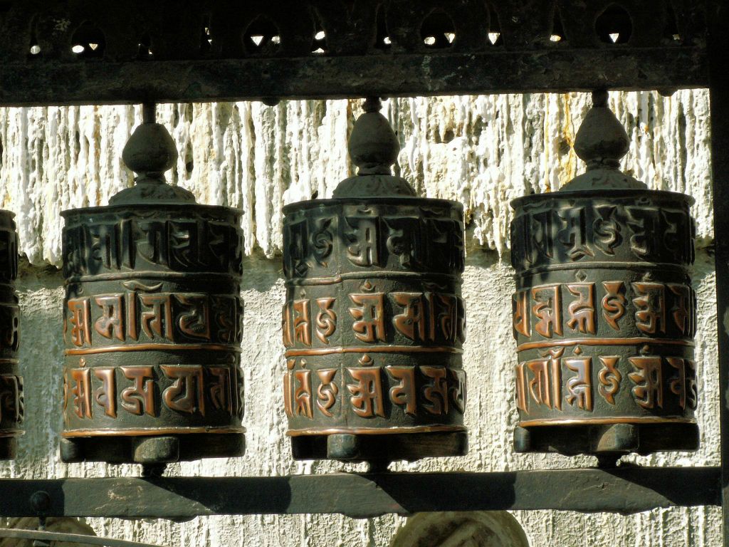 NEPAL - KATHMANDU - enkele gebedsmolens bij de Swayambhunath stoepa
