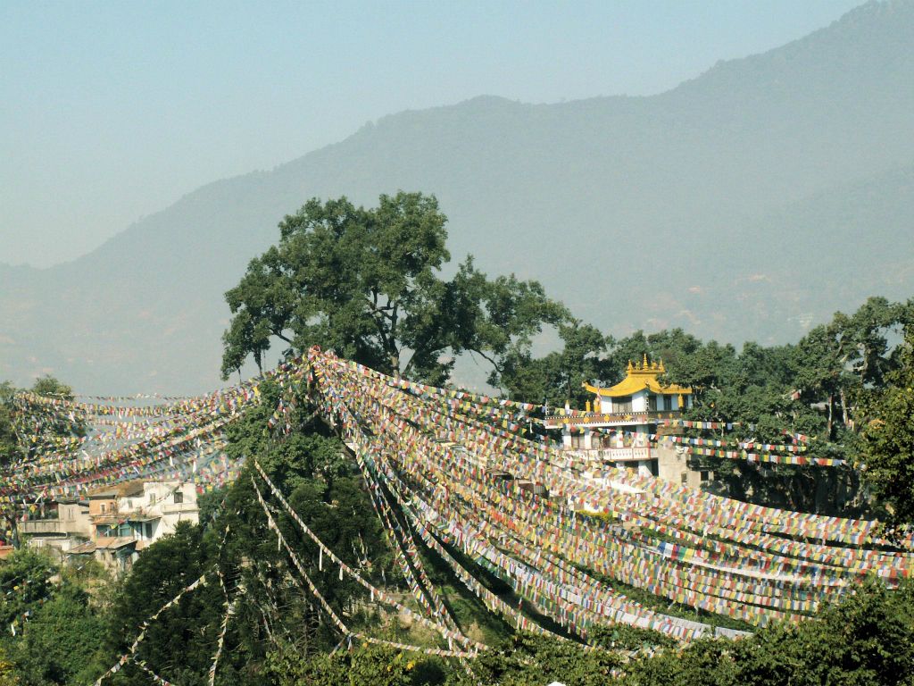 NEPAL - KATHMANDU - vele gebedsvlaggen vanaf de Swayambhunath stoepa