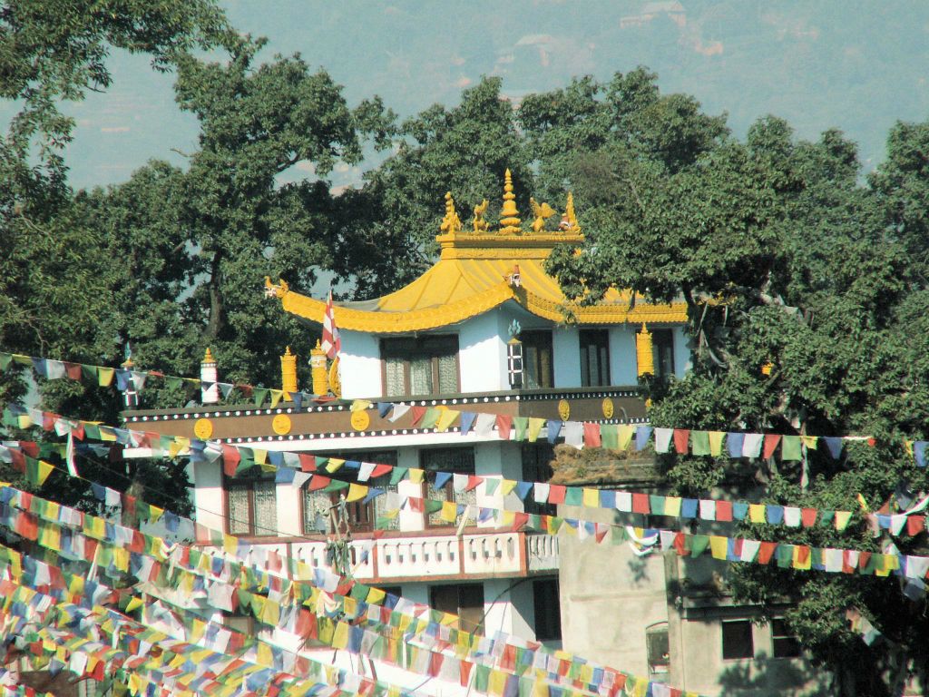 NEPAL - KATHMANDU - vele gebedsvlaggen vanaf de Swayambhunath stoepa