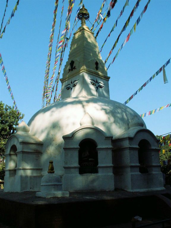 NEPAL - KATHMANDU - een kleine stoepa bij de Swayambhunath stoepa