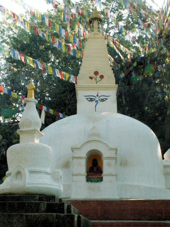 NEPAL - KATHMANDU - een kleine stoepa bij de Swayambhunath stoepa