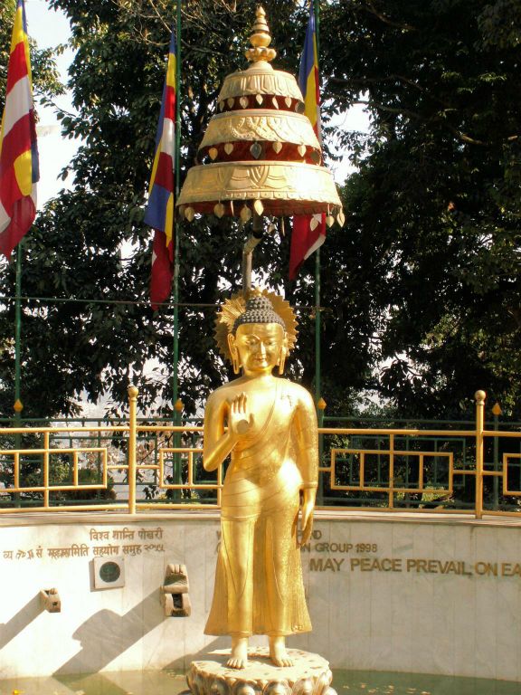 NEPAL - KATHMANDU - een boeddha beeld bij de Swayambhunath stoepa