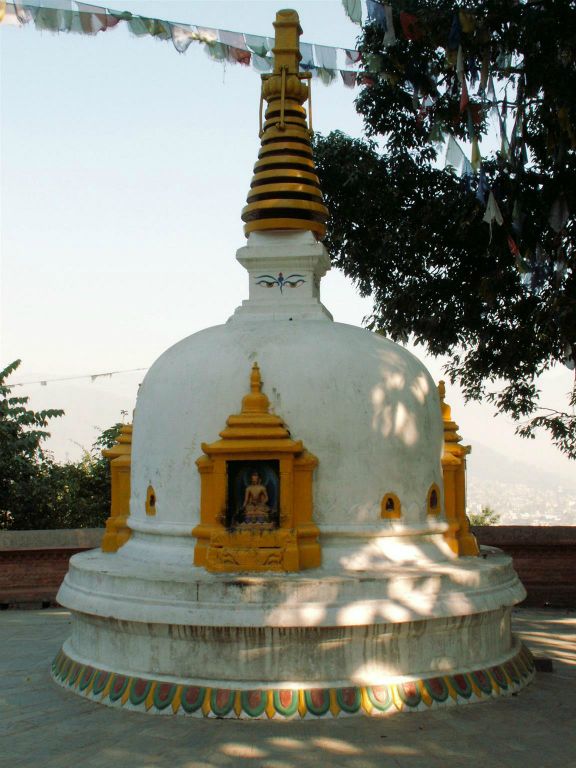 NEPAL - KATHMANDU - een kleine stoepa bij de Swayambhunath stoepa