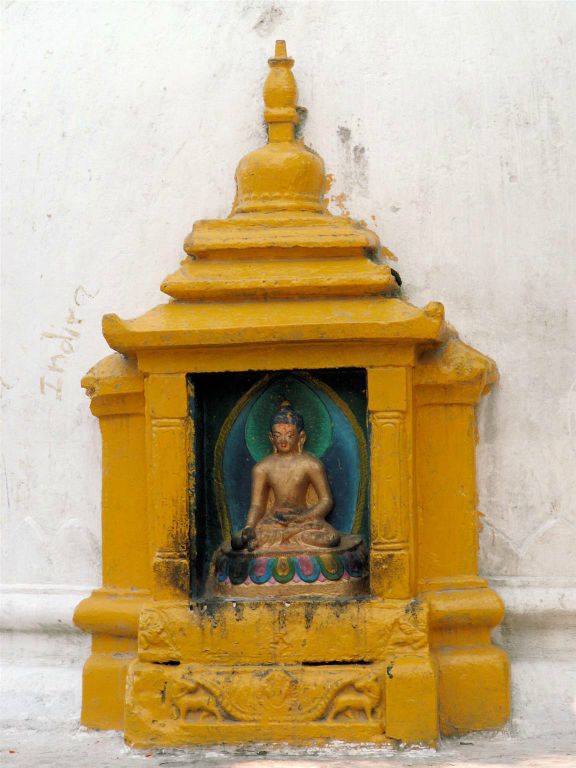 NEPAL - KATHMANDU - een boeddah beeld bij een kleine stoepa bij de Swayambhunath stoepa