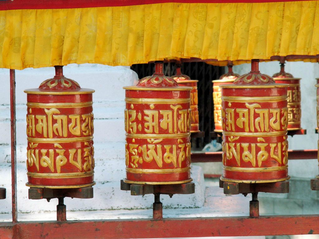 NEPAL - KATHMANDU - enkele gebedsmolens bij een tempel bij de Swayambhunath stoepa