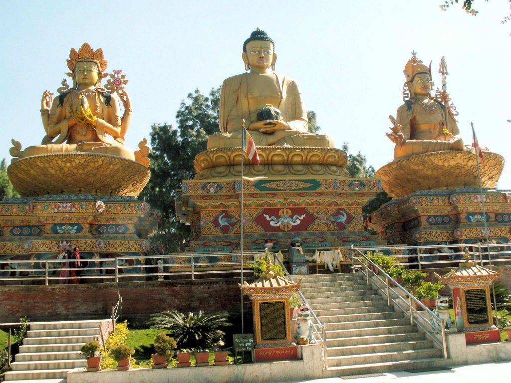 NEPAL - KATHMANDU - drie boeddha beelden bij het Buddha park