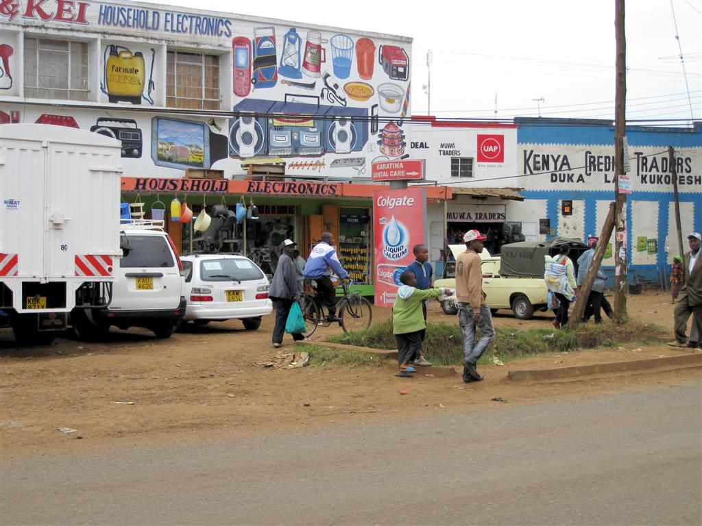 KENIA - NAIROBI -> MOUNT KENYA - uitzicht bij een supermarkt stop