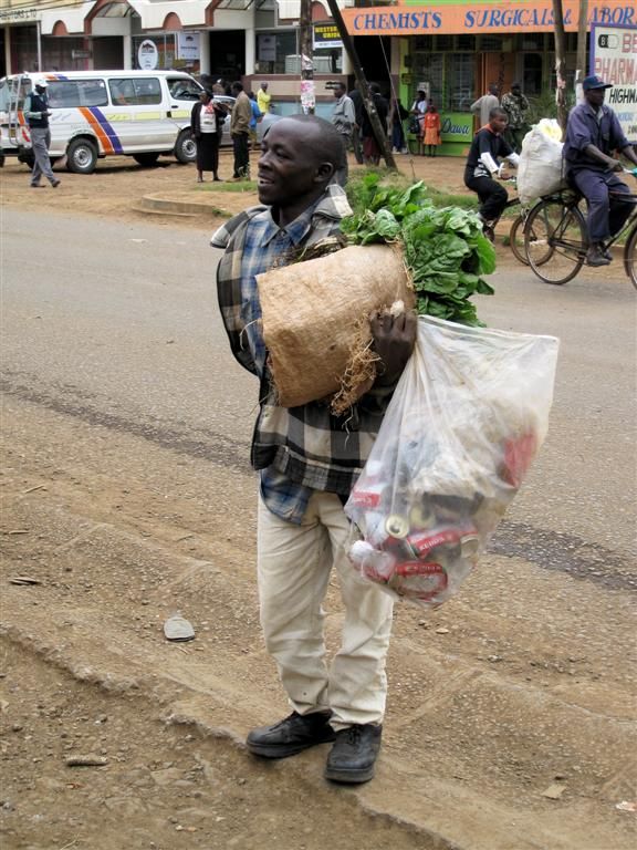 KENIA - NAIROBI -> MOUNT KENYA - Keniaan bij een supermarkt stop