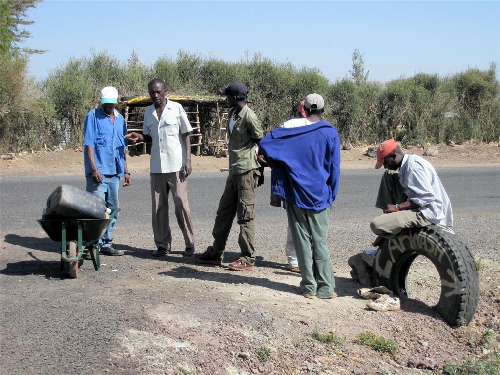KENIA - MOUNT KENYA -> BUFFALO SPRINGS - enkele Kenianen bij een koffiestop
