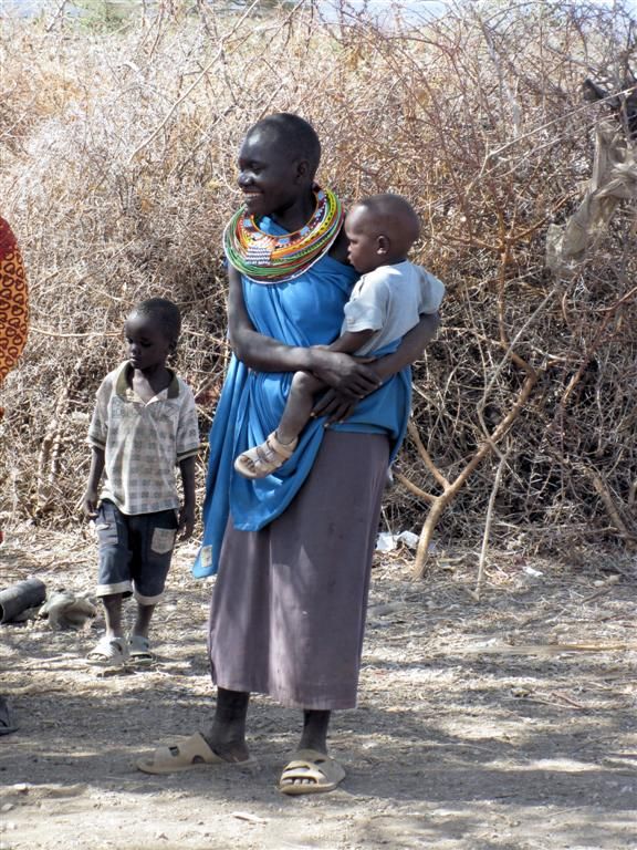 KENIA - BUFFALO SPRINGS - > SHABA NATIONAL PARK - Samburu vrouw met kinderen