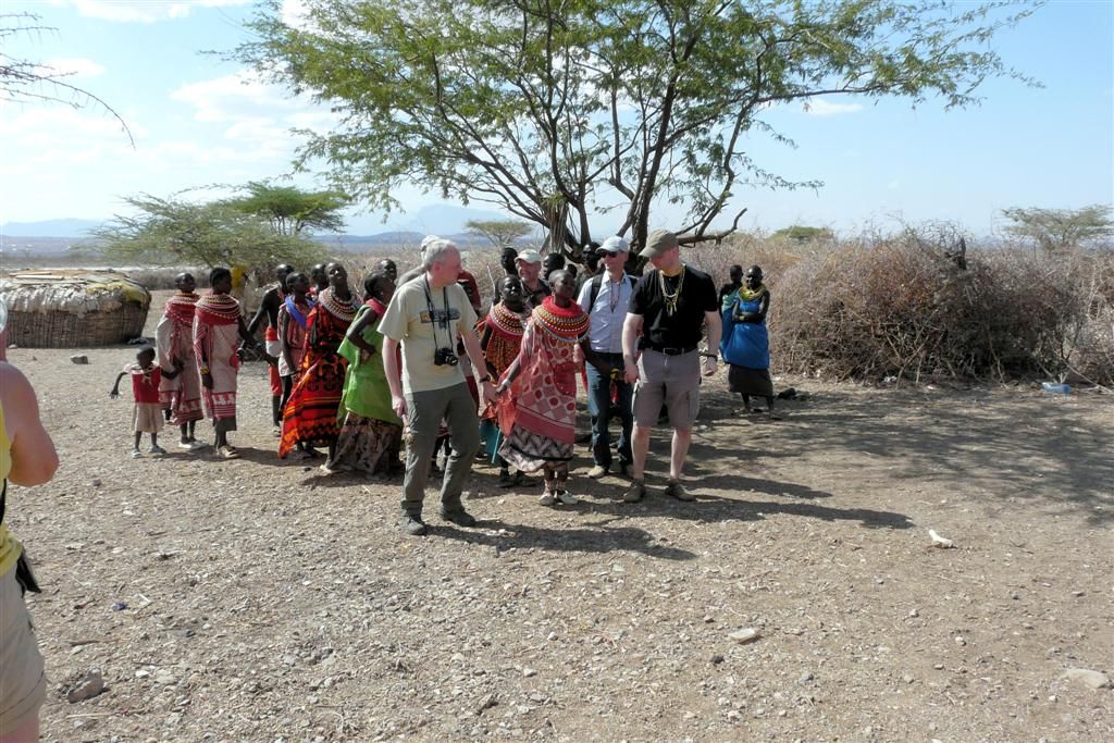 KENIA - BUFFALO SPRINGS - > SHABA NATIONAL PARK - Carlos en Henk dansen mee met Samburu vrouw