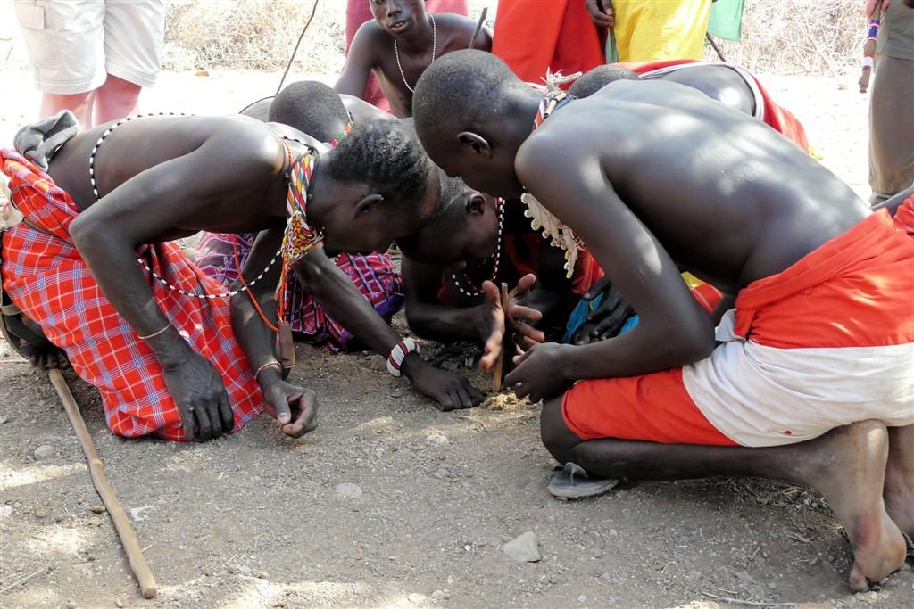 KENIA - BUFFALO SPRINGS - > SHABA NATIONAL PARK - Samburu mannen die traditioneel vuur maken