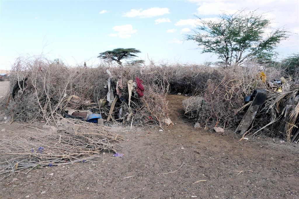 KENIA - BUFFALO SPRINGS - > SHABA NATIONAL PARK - stal voor het vee bij Samburudorp