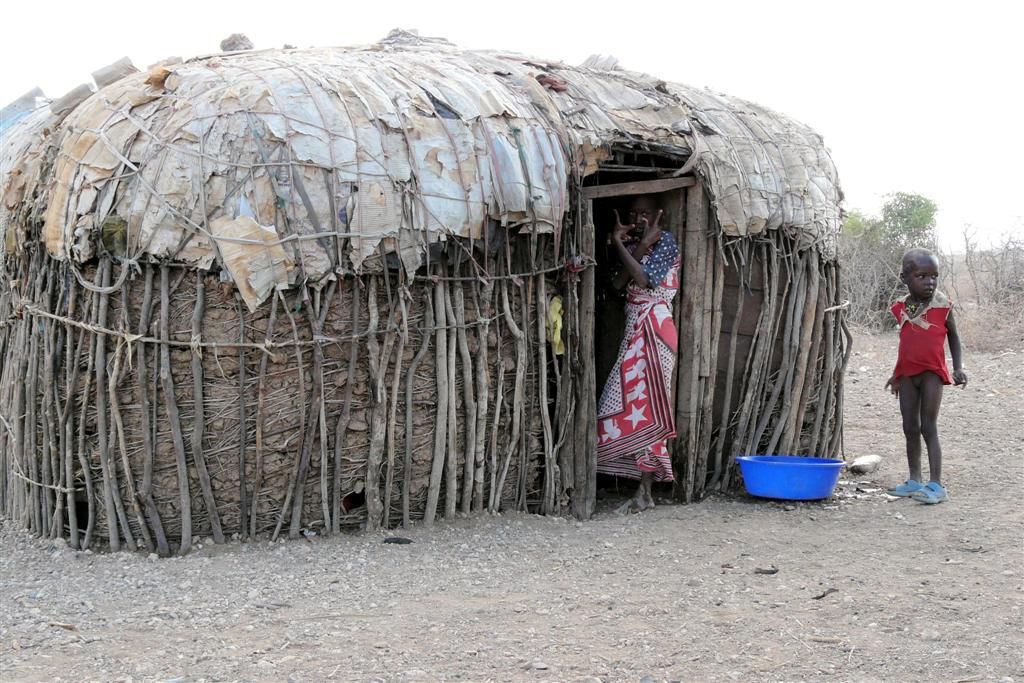 KENIA - BUFFALO SPRINGS - > SHABA NATIONAL PARK - Samburu's bij hun huis