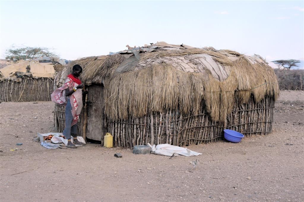KENIA - BUFFALO SPRINGS - > SHABA NATIONAL PARK - Samburu vrouw bij haar huis
