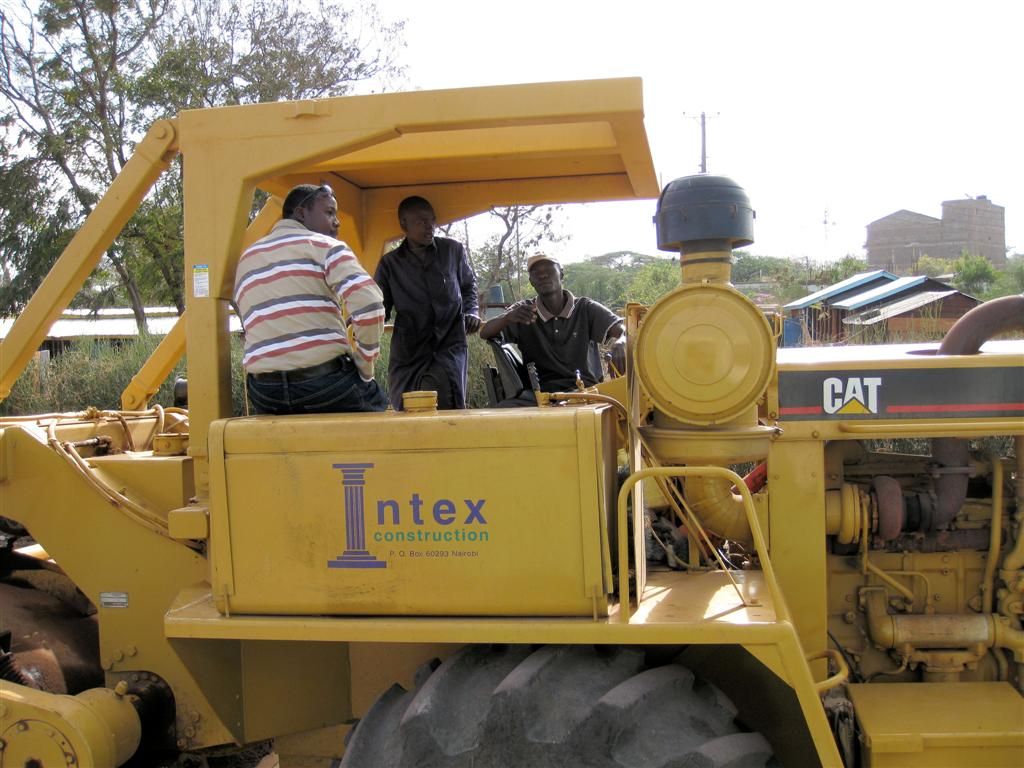 KENIA - SHABA NATIONAL PARK -> NYAHURURU - Kenianen op een wegenbouwmachine
