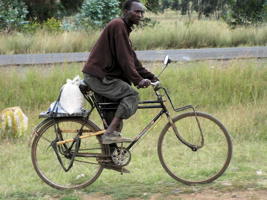 KENIA - SHABA NATIONAL PARK -> NYAHURURU - Keniaan op de fiets