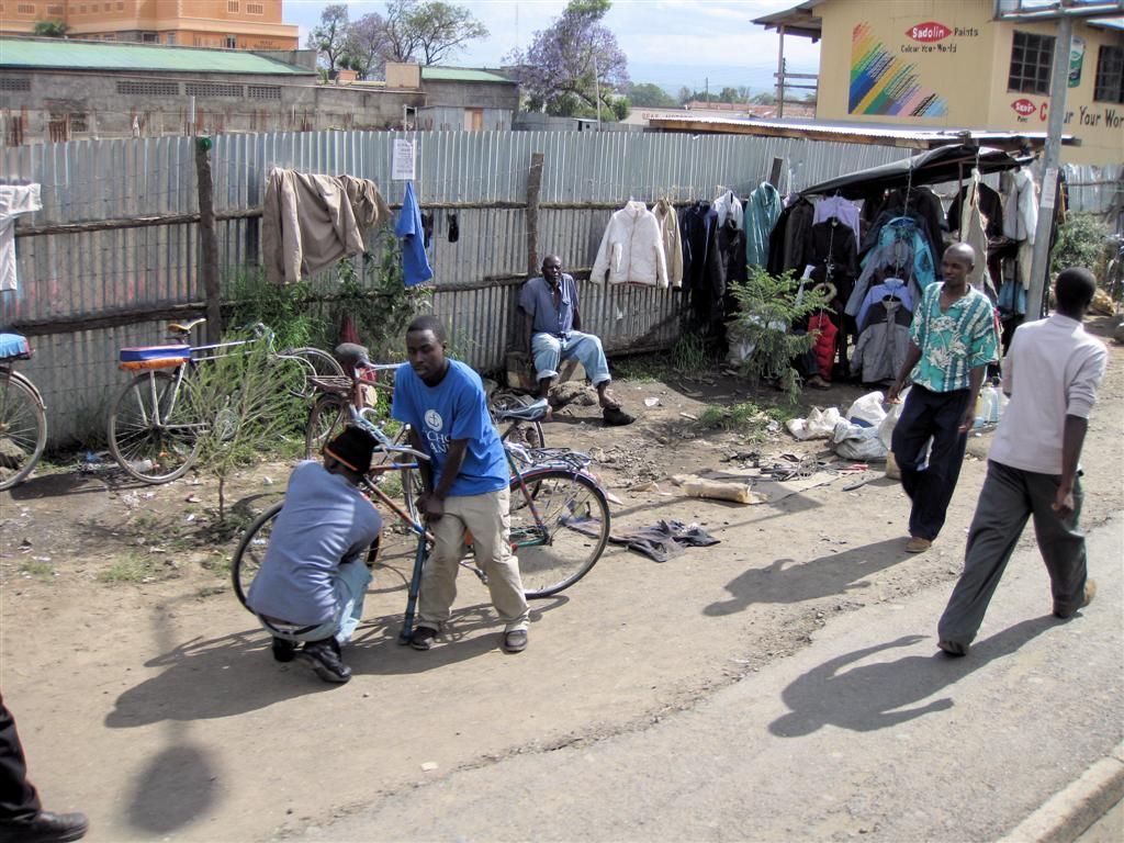 KENIA - LAKE NAKURU NATIONAL PARK -> BARINGOMEER - een lokale kleding kraam en fietsenmaker