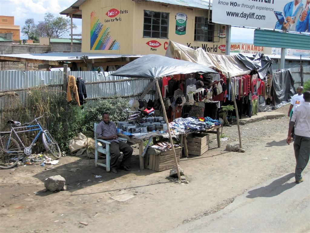 KENIA - LAKE NAKURU NATIONAL PARK -> BARINGOMEER - een lokale kleding- en elektronica kraam