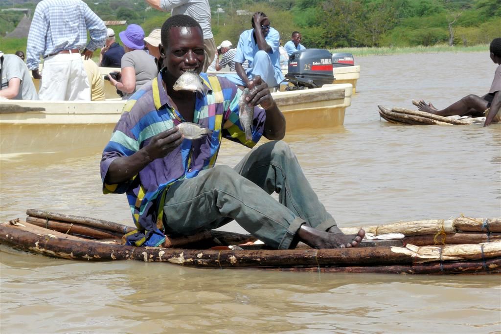 KENIA - BARINGOMEER - een lokale visser met zijn vangst