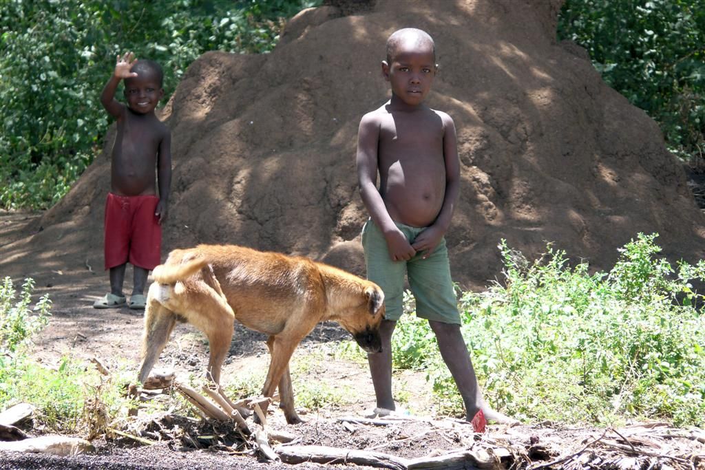 KENIA - BARINGOMEER - twee Keniaanse jongens met hond