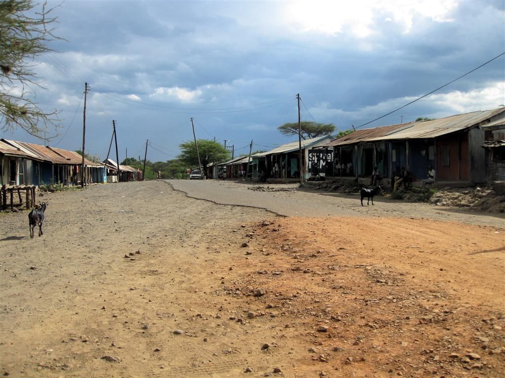 KENIA - BARINGOMEER - hoofdstraat van dorpje