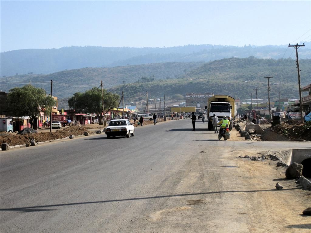 KENIA - NAIVASHA -> MASAI MARA NATIONAL PARK - de grote weg bij een koffiestop