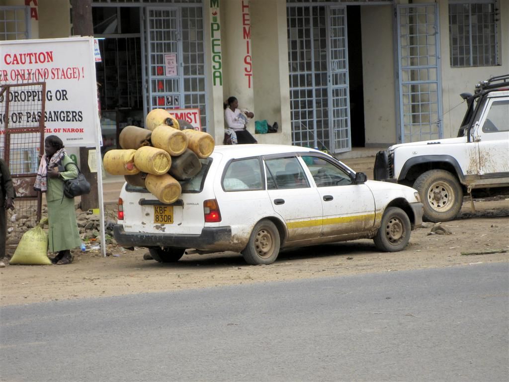 KENIA - NAIVASHA -> MASAI MARA NATIONAL PARK - een auto met tonnen voor drinkwater