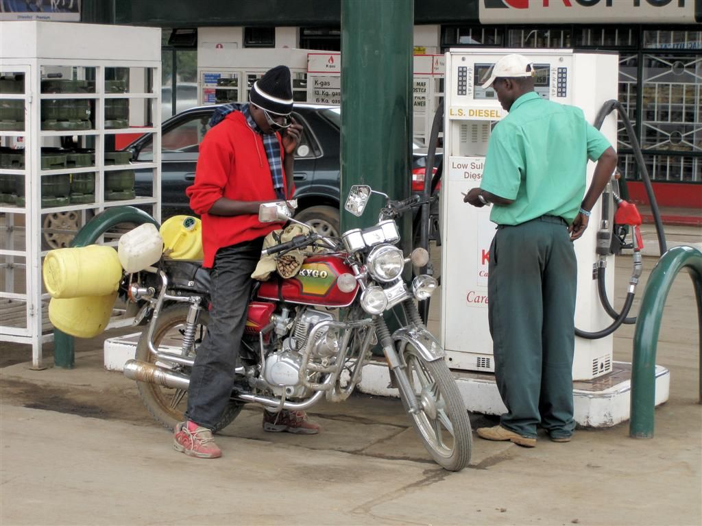 KENIA - NAIVASHA -> MASAI MARA NATIONAL PARK - een brommer met tonnen voor drinkwater