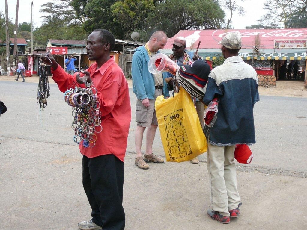 KENIA - NAIVASHA -> MASAI MARA NATIONAL PARK - Carlos tussen de verkopers