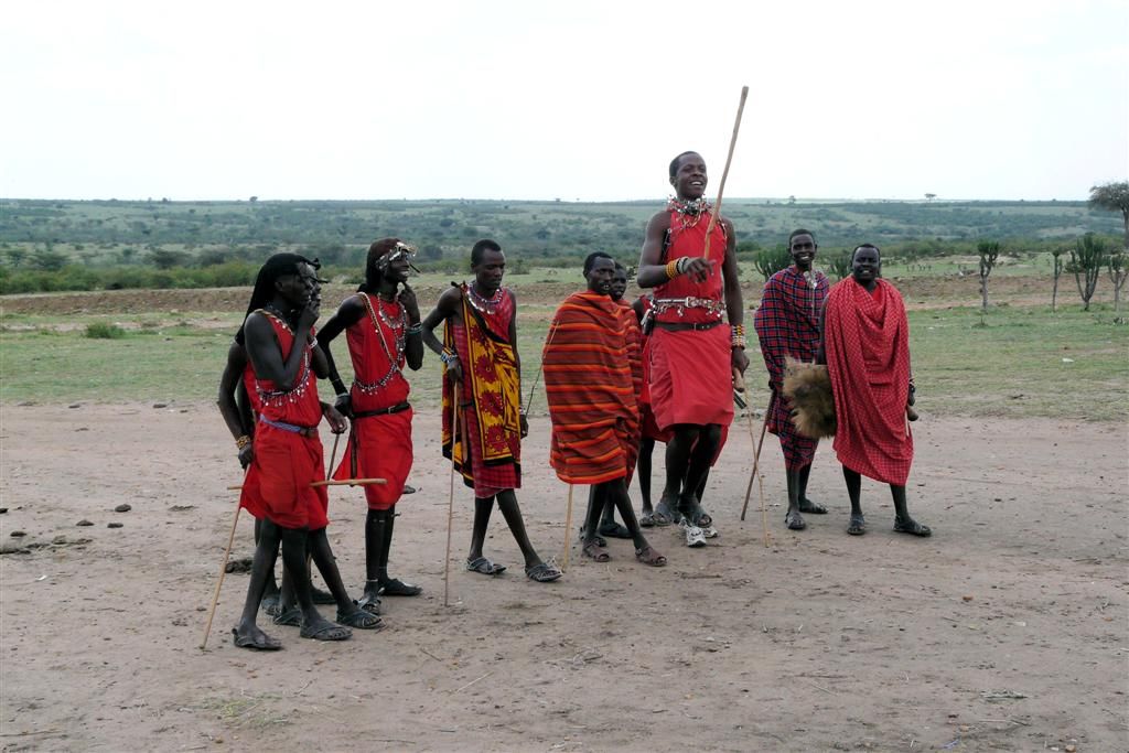 KENIA - NAIVASHA -> MASAI MARA NATIONAL PARK - een groep Masai mannen