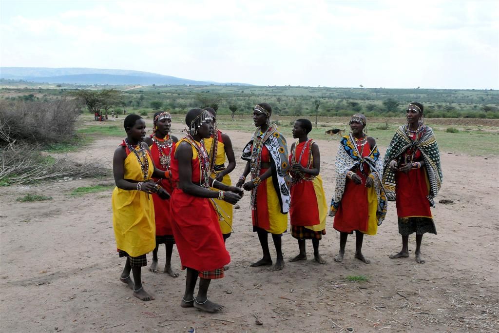 KENIA - NAIVASHA -> MASAI MARA NATIONAL PARK - een groep Masai vrouwen