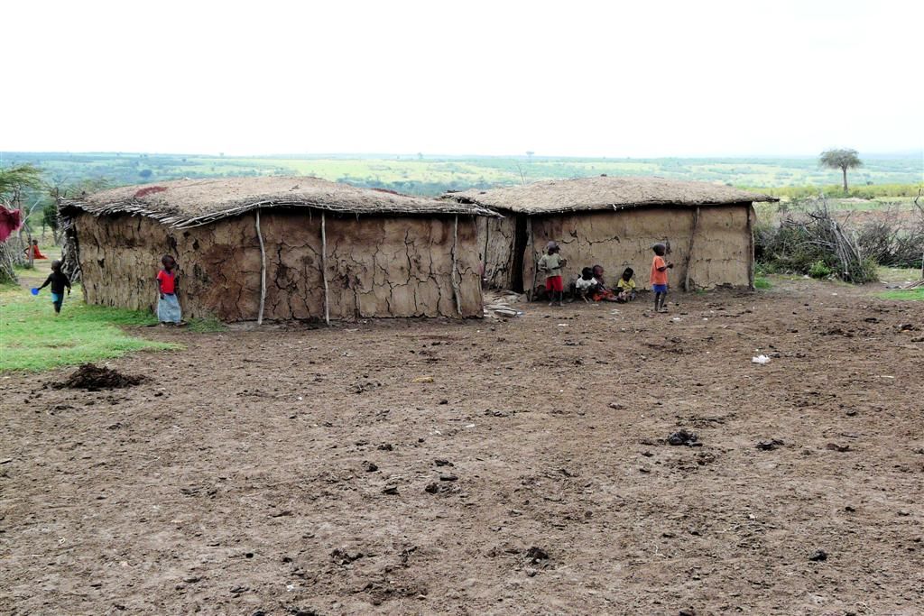KENIA - NAIVASHA -> MASAI MARA NATIONAL PARK - twee Masai huizen bij de binnenplaats