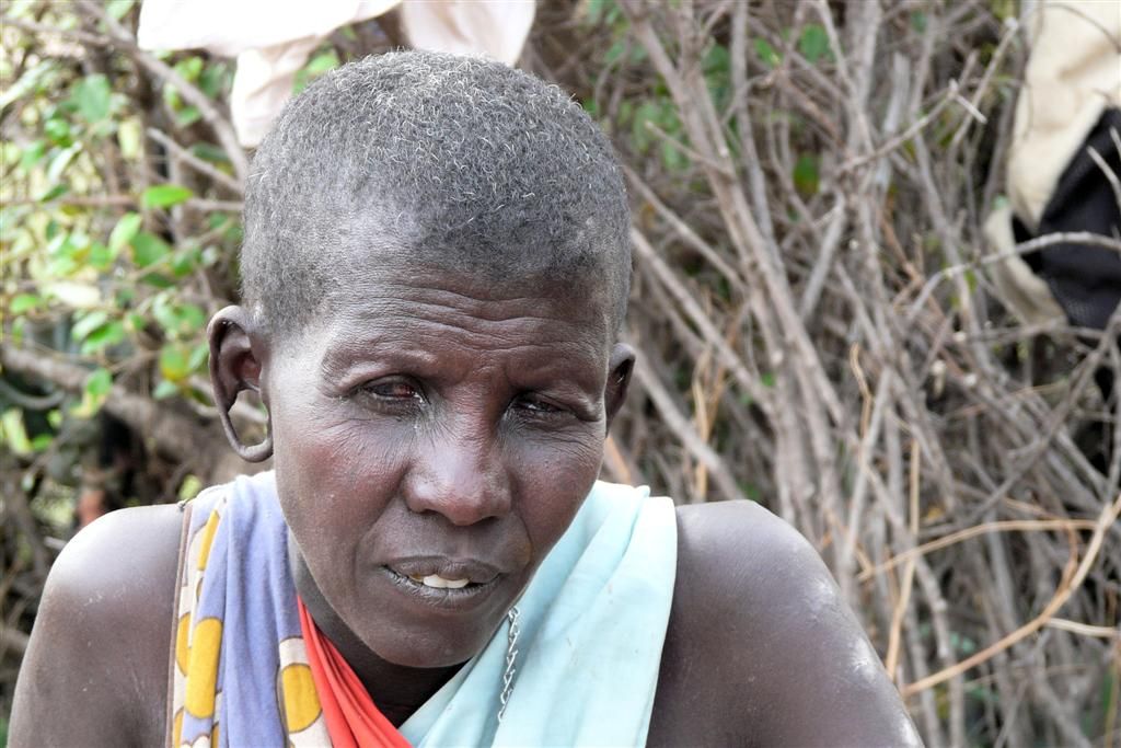 KENIA - NAIVASHA -> MASAI MARA NATIONAL PARK - een oudere Masai vrouw