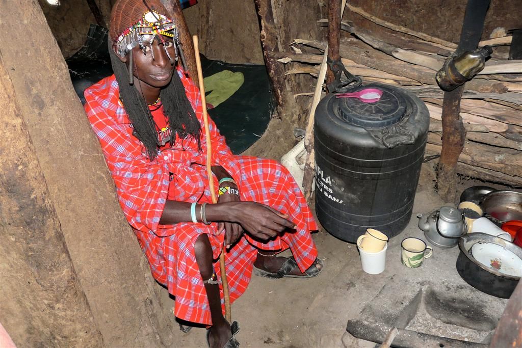 KENIA - NAIVASHA -> MASAI MARA NATIONAL PARK - binnen in een Masai huis