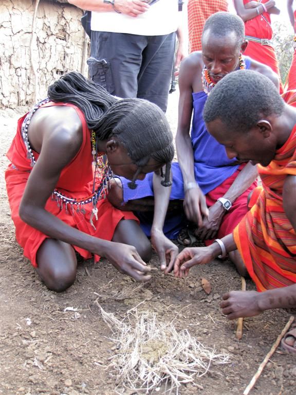 KENIA - NAIVASHA -> MASAI MARA NATIONAL PARK - Masai mannen maken vuur