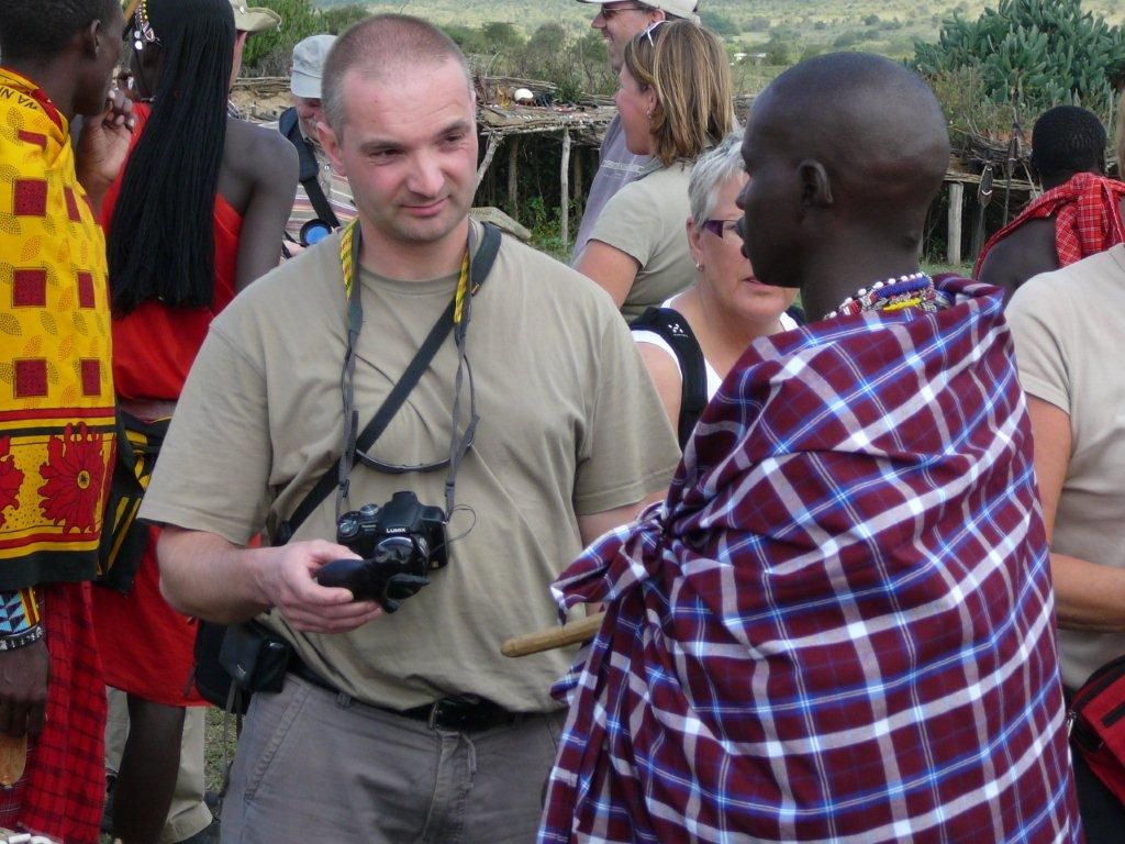 KENIA - NAIVASHA -> MASAI MARA NATIONAL PARK - Carlos aan het onderhandelen bij de Masai