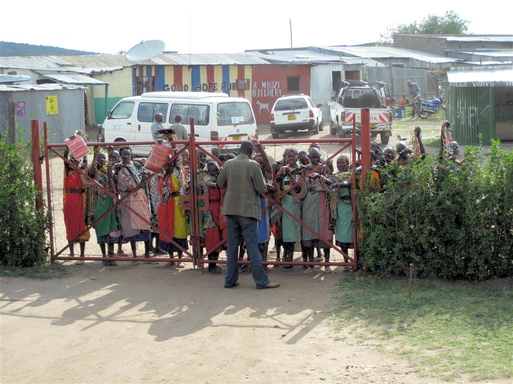 KENIA - NAIVASHA -> MASAI MARA NATIONAL PARK - verkoopsters voor een hek