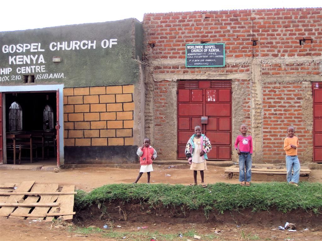 KENIA - ISEBANIA - Keniaanse kinderen bij een typisch Keniaanse kerk