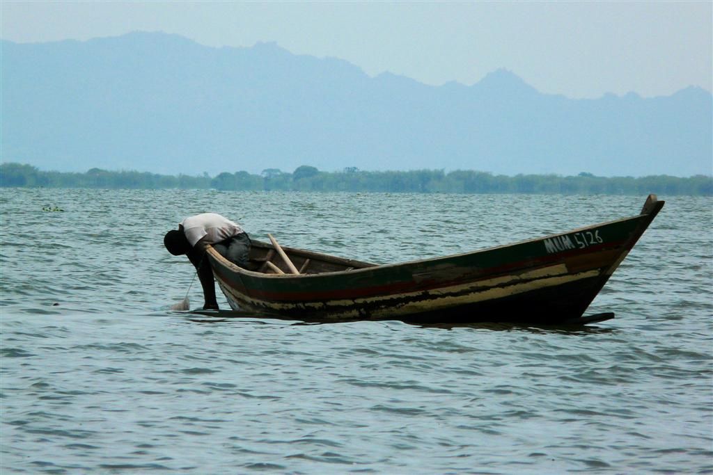 TANZANIA - VICTORIAMEER - een Tanzaniaan aan het vissen